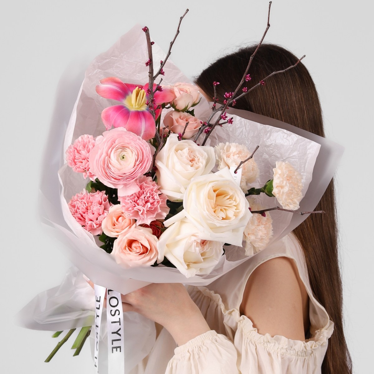 Букет с цветущими ветками 